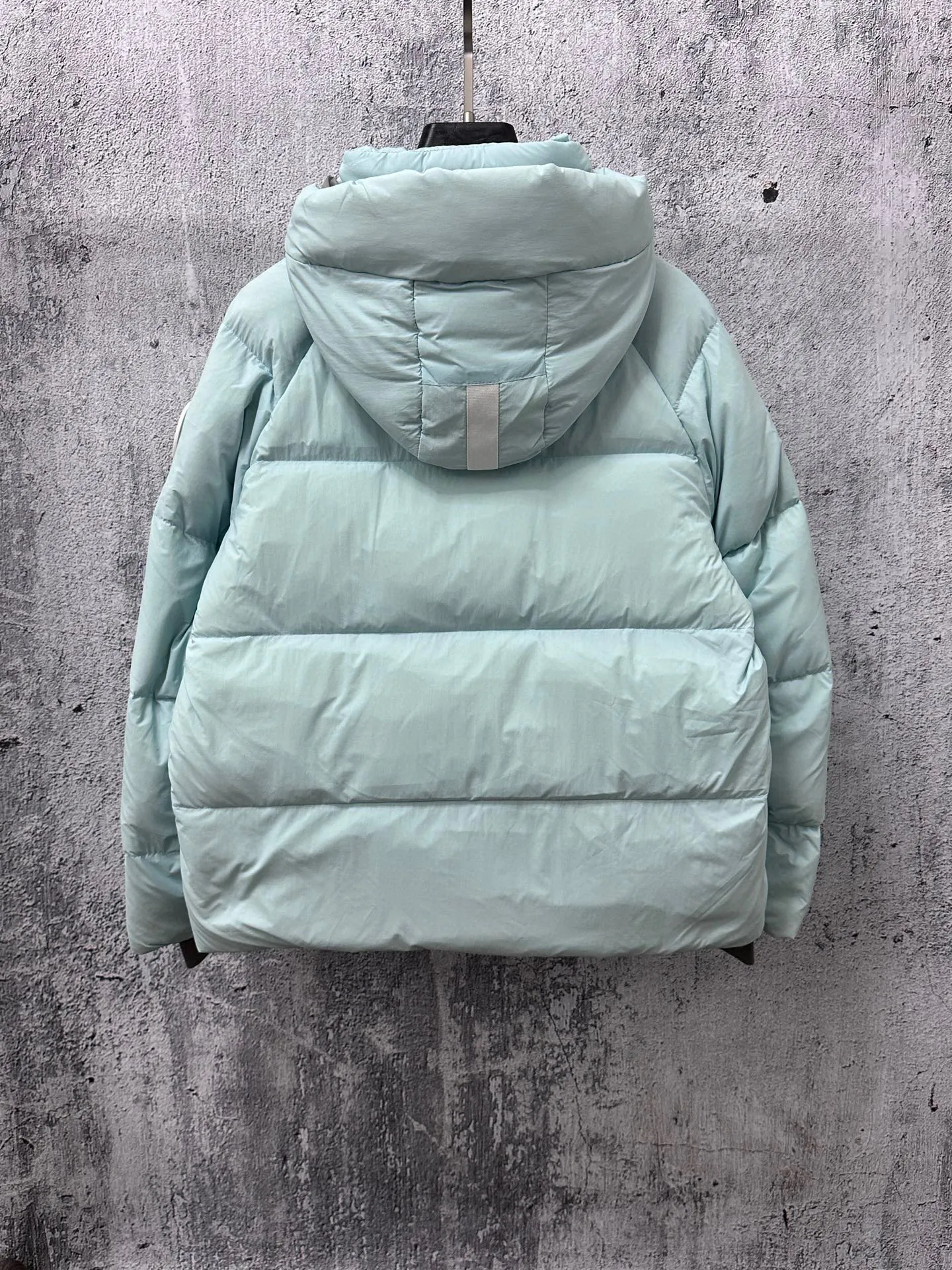 P740 【𝗖𝗔𝗡𝗔𝗗𝗔 𝗚𝗢𝗢𝗦𝗘】Capsule Series Macaron White Label Fabric: Made of soft EnduraLuxe fabric imported from DuPont, CORDURA, USA, which enhances the durability of easy-to-wear parts, is lightweight and durable; the liner is made of 400T anti-velvet gallbladder, which is comfortable, soft and non-velvet. : Equipped with a detachable hood, which can be adjusted in two directions, and is also filled with down, which brings greater softness and wrapping around the head and neck, and is full of warmth. This parka features white trim on the back and sides, and the hardware locks are all original and custom-made to match the muted fabric color. Goose label: The official website’s new series of silicone material labels, non-embroidery labels. Length: Fit hip-length. Size: XS-L